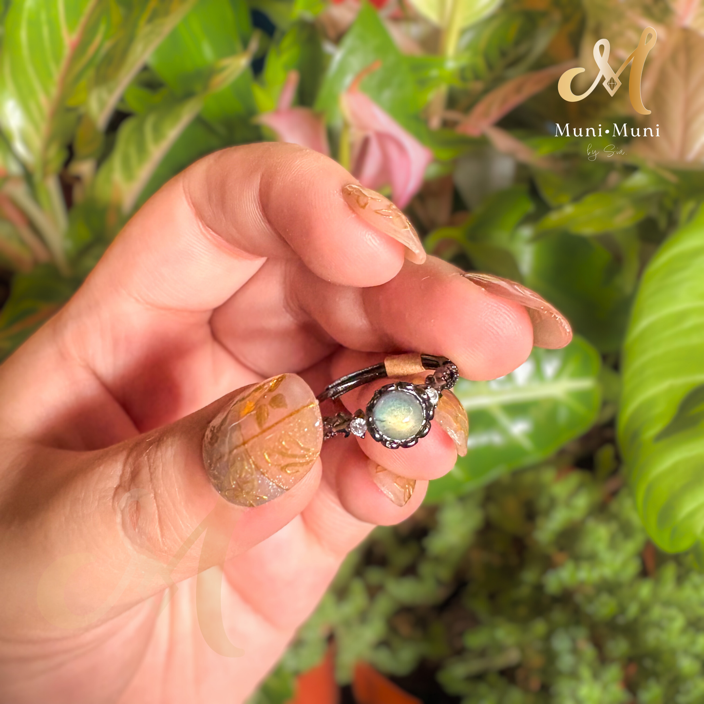 High Quality Labradorite in Vintage Style Silver-Plated Ring