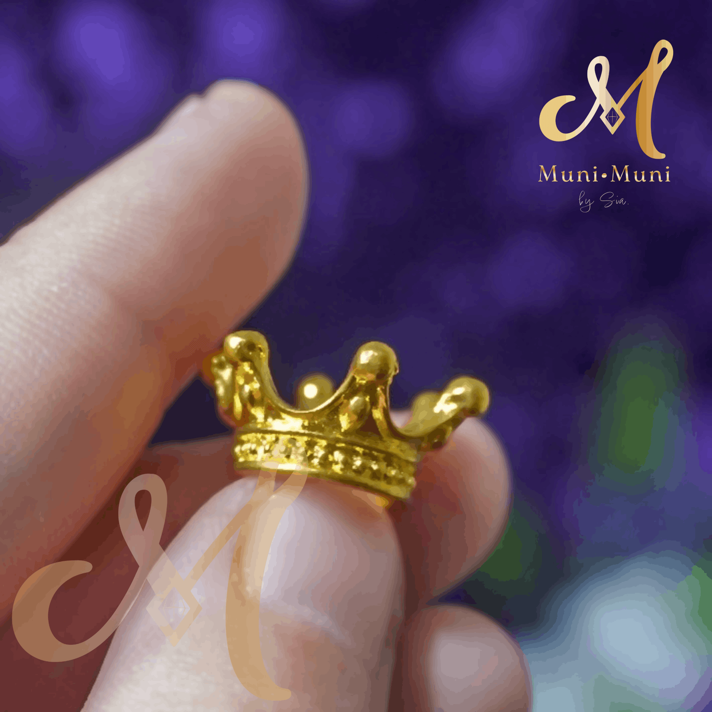 Gold-Colored Crown Mini Sphere Holder