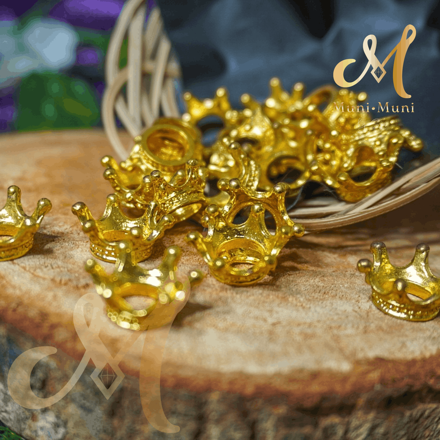 Gold-Colored Crown Mini Sphere Holder