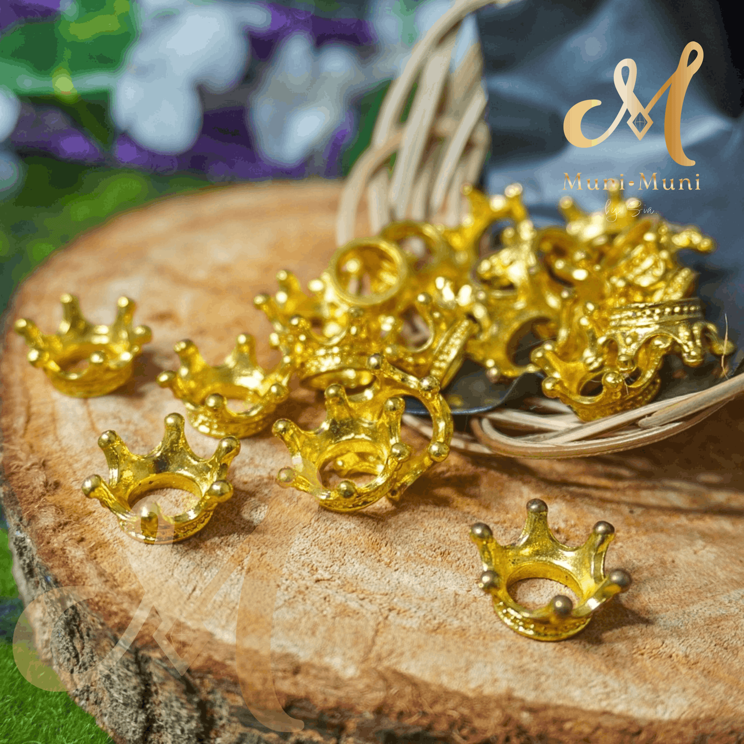 Gold-Colored Crown Mini Sphere Holder